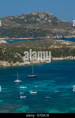 Les yachts et la mer de l'eau bleu près du Cap Malfatano, dans la côte de Teulada, Cagliari, Sardaigne, Italie Banque D'Images