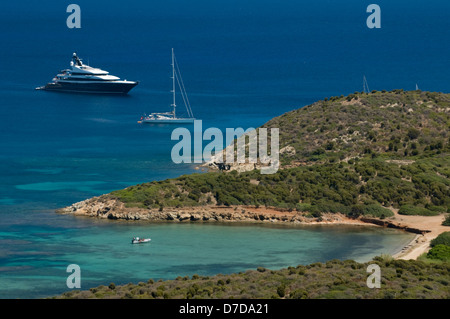 Yachts sur la mer bleue de la côte de Capo Malfatano, Teulada, province de Cagliari, Sardaigne, Italie Banque D'Images