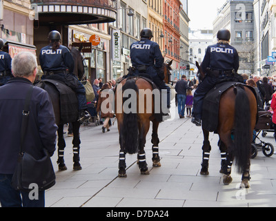 Le 1 mai 2013, les célébrations de la fête du travail à Oslo en Norvège , les chevaux et les cavaliers de la police prête à mener la parade / manifestation Banque D'Images