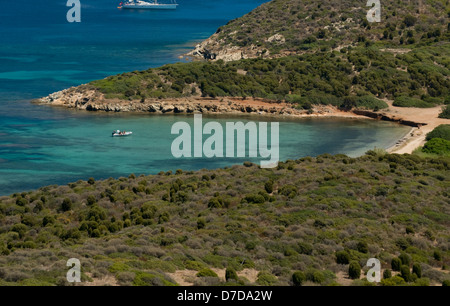 Yachts sur la mer bleue de la côte de Capo Malfatano, Teulada, province de Cagliari, Sardaigne, Italie Banque D'Images