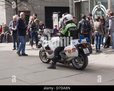 Le 1 mai 2013, les célébrations de la fête du travail à Oslo Norvège , moto police prête à mener la parade / manifestation Banque D'Images