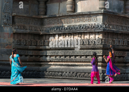 Les touristes indiens admirer les sculptures au temple Chennakesava, Belur, près de Hassan à Karnataka, Inde Banque D'Images