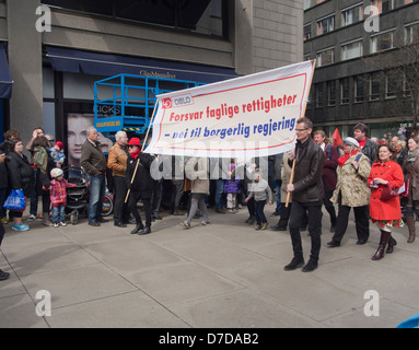 Le 1 mai 2013, les célébrations de la fête du travail à Oslo, Norvège, parade / bannière de démonstration, de défendre les droits syndicaux en norvégien Banque D'Images