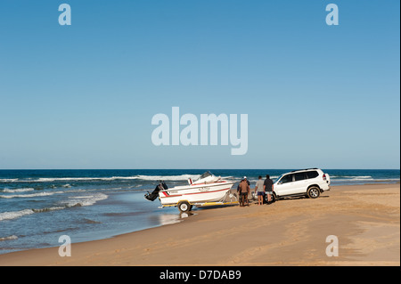 Les gens de lancer un bateau à l'eau, le Ponta Malongane, au Mozambique Banque D'Images