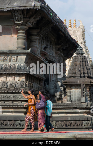 Les touristes indiens admirer les sculptures au Belur temple, près de Hassan à Karnataka, Inde Banque D'Images