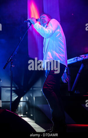 Londres, Royaume-Uni. 3e mai 2013. Orchestral manoeuvres in the Dark play live at the Roundhouse, Camden, Londres. Credit : Lucia Hrda / Alamy Live News Banque D'Images