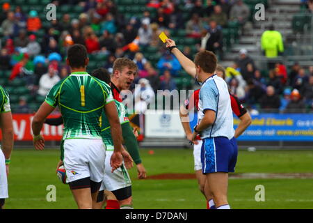 04.05.2013 Glasgow, Écosse. Au cours de l'Emirates Airline Glasgow Glasgow 7s de Scotstoun. L'Afrique du Sud v 17 Canada 14 Chauncey O'Toole pouvez cardée jaune Banque D'Images