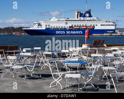 Un restaurant en plein air sur le fjord d'Oslo, avec vue sur le ferry de Copenhague Banque D'Images