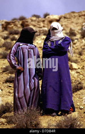 Les jeunes femmes bédouines de la tribu Bedul Huwaitat l'une des tribus qui ont toujours vécu dans la région de Petra portant costume tradition dans le Wadi Rum Jordanie Banque D'Images
