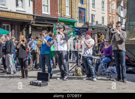 Pas de limite Street Canterbury Buttermarket Brass Band Banque D'Images