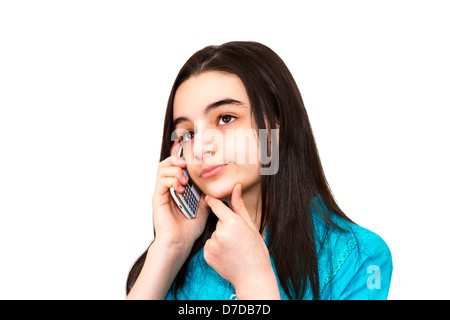 Ennuyer teenage girl talking to smart phone sur fond blanc Banque D'Images