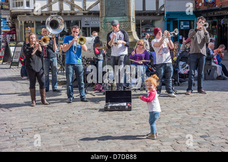 Pas de limite Street Canterbury Buttermarket Brass Band Banque D'Images