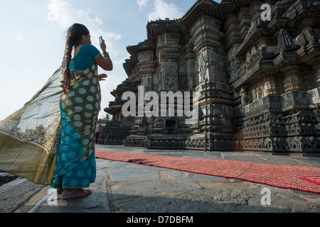 Un touriste indien prend une photo au temple Chennakesava, Belur, près de Hassan à Karnataka, Inde Banque D'Images