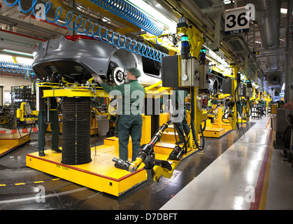 À l'intérieur de l'usine Jaguar de Castle Bromwich en voiture, sur la ligne de production de la nouvelle F-type Voiture de sport. 12 mars, 2013 Banque D'Images