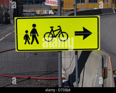 Détour jaune signe pour les piétons et les cyclistes sur un site de construction à Oslo Norvège Banque D'Images
