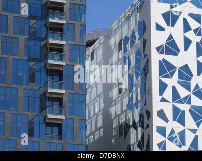 Le code à barres, nouveau quartier d'affaires dans le centre d'Oslo Norvège , façade de bâtiment par l'architectes Snøhetta (droite) Banque D'Images