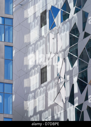 Le code à barres, nouveau quartier d'affaires dans le centre d'Oslo Norvège , façade de bâtiment par la lumière réfléchie architectes Snøhetta Banque D'Images