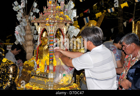 Kao Khitchakut, mountain temple, Chanthaburi, Thailande. Les Pèlerins à pied au sommet de la montagne pour rendre hommage à l'empreinte du Bouddha. Banque D'Images