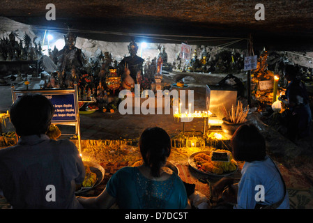 Kao Khitchakut, mountain temple, Chanthaburi, Thailande. Les Pèlerins à pied au sommet de la montagne pour rendre hommage à l'empreinte du Bouddha. Banque D'Images