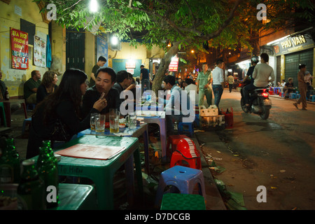 Les personnes bénéficiant de bia hơi (Bière) à une sortie de rue sur les rues du vieux quartier de Hanoi, Vietnam Banque D'Images