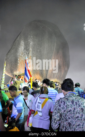 Kao Khitchakut, mountain temple, Chanthaburi, Thailande. Les Pèlerins à pied au sommet de la montagne pour rendre hommage à l'empreinte du Bouddha. Banque D'Images