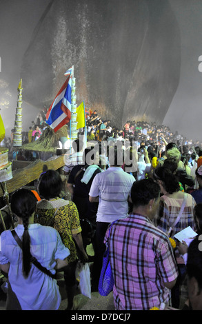 Kao Khitchakut, mountain temple, Chanthaburi, Thailande. Les Pèlerins à pied au sommet de la montagne pour rendre hommage à l'empreinte du Bouddha. Banque D'Images