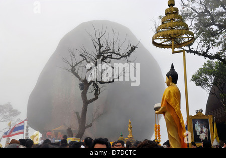 Kao Khitchakut, mountain temple, Chanthaburi, Thailande. Les Pèlerins à pied au sommet de la montagne pour rendre hommage à l'empreinte du Bouddha. Banque D'Images