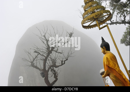 Kao Khitchakut, mountain temple, Chanthaburi, Thailande. Les Pèlerins à pied au sommet de la montagne pour rendre hommage à l'empreinte du Bouddha. Banque D'Images