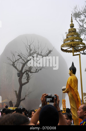 Kao Khitchakut, mountain temple, Chanthaburi, Thailande. Les Pèlerins à pied au sommet de la montagne pour rendre hommage à l'empreinte du Bouddha. Banque D'Images