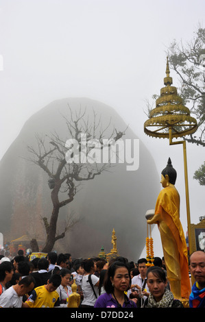 Kao Khitchakut, mountain temple, Chanthaburi, Thailande. Les Pèlerins à pied au sommet de la montagne pour rendre hommage à l'empreinte du Bouddha. Banque D'Images