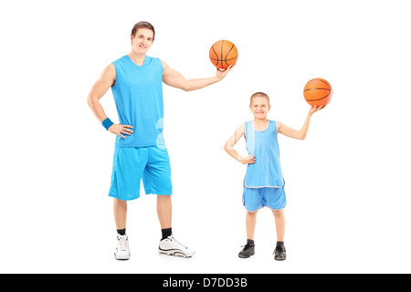 Portrait d'un des joueurs de basket posant isolé sur fond blanc Banque D'Images