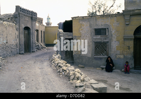 Grille dense de tombeau mausolée islamique et structures dans la ville des morts ou Le Caire nécropole où certaines personnes vivent et travaillent parmi les morts dans le sud-est du Caire, Égypte. Banque D'Images