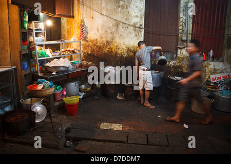 Une sortie d'alimentation de rue proche de la gare centrale de Hanoi, Vietnam Banque D'Images