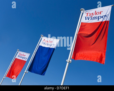 Taylor Wimpey drapeaux flottants à un développement de logement à King's Lynn, Norfolk. Banque D'Images