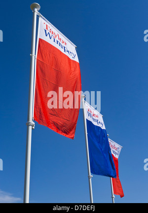 Taylor Wimpey drapeaux flottants à un développement de logement à King's Lynn, Norfolk. Banque D'Images