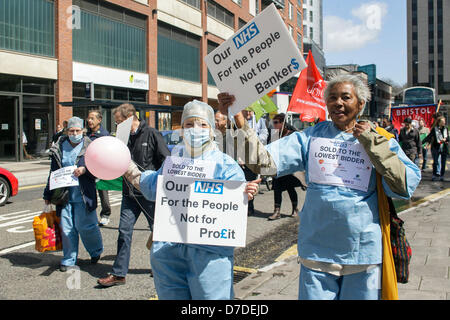 Bristol, Royaume-Uni,Mai 4th,2013. Photographié les manifestants habillés en vêtements médicaux et portant des pancartes de protestation contre le projet de privatisation de la NHS. Credit : lynchpics / Alamy Live News Banque D'Images