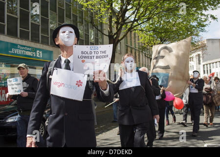 Bristol, Royaume-Uni,Mai 4th,2013. Les manifestants portant des masques blancs de protester contre le projet de privatisation de la NHS. Credit : lynchpics / Alamy Live News Banque D'Images