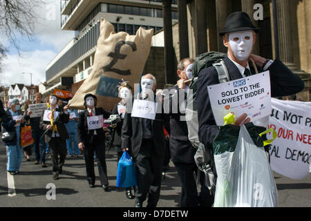 Bristol, Royaume-Uni,Mai 4th,2013. Les manifestants portant un masque blanc et portant une caisse enregistreuse protester contre le projet de privatisation de la NHS. Credit : lynchpics / Alamy Live News Banque D'Images