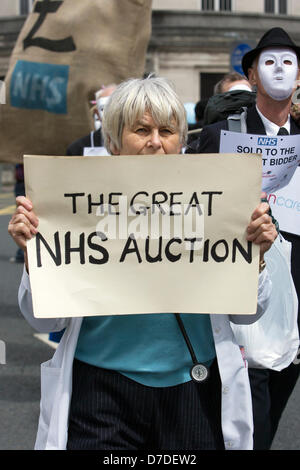 Bristol, Royaume-Uni,Mai 4th,2013. Manifestant une femme portant un manteau blanc médecins manifestations contre le projet de privatisation de la NHS. Credit : lynchpics / Alamy Live News Banque D'Images