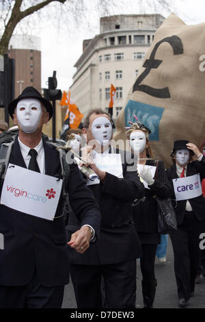 Bristol, Royaume-Uni,Mai 4th,2013. Les manifestants portant des masques blancs de protester contre le projet de privatisation de la NHS. Credit : lynchpics / Alamy Live News Banque D'Images