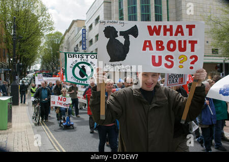 Bristol, Royaume-Uni,Mai 4th,2013. Un manifestant portant une plaque-étiquette est photographié en prenant part à une marche de protestation contre les coupures du gouvernement. Credit : lynchpics / Alamy Live News Banque D'Images