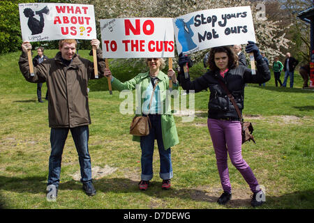 Bristol, Royaume-Uni,Mai 4th,2013. Les manifestants tenant des pancartes prendre part à un meeting de protestation contre les coupures du gouvernement. Credit : lynchpics / Alamy Live News Banque D'Images