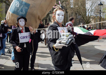 Bristol, Royaume-Uni,Mai 4th,2013. Les manifestants portant un masque blanc et portant une caisse enregistreuse protester contre le projet de privatisation de la NHS. Credit : lynchpics / Alamy Live News Banque D'Images