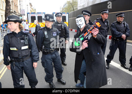 Londres, Royaume-Uni. 4e mai 2013. Les manifestants bloqués par la police au Royaume-Uni anonyme manifestation anti-austérité à Whitehall, un manifestant avec un pistolet à eau pistolet, Londres, Angleterre. Crédit : Paul Brown / Alamy Live News Banque D'Images