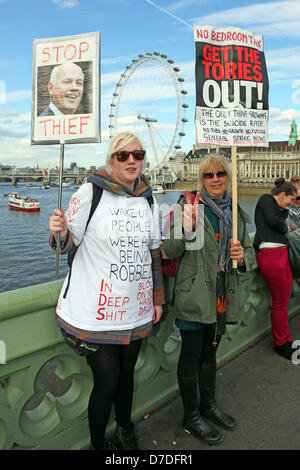 Londres, Royaume-Uni. 4e mai 2013. Les manifestants à UK Anonyme manifestation anti-austérité de Westminster Bridge, Londres, Angleterre. Crédit : Paul Brown / Alamy Live News Banque D'Images