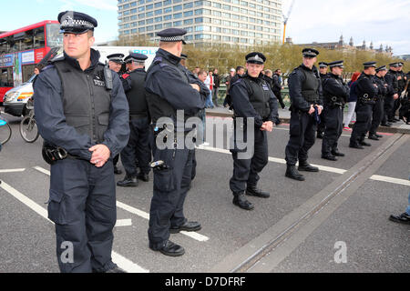 Londres, Royaume-Uni. 4e mai 2013. Les manifestants bloqués par la police au Royaume-Uni anonyme manifestation anti-austérité de Westminster Bridge, Londres, Angleterre. Crédit : Paul Brown / Alamy Live News Banque D'Images