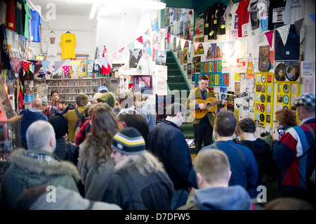 Sweet Baboo joue un rendement en magasin dans la région de Spillers Records à Cardiff sur Record Store Day 2013. Banque D'Images