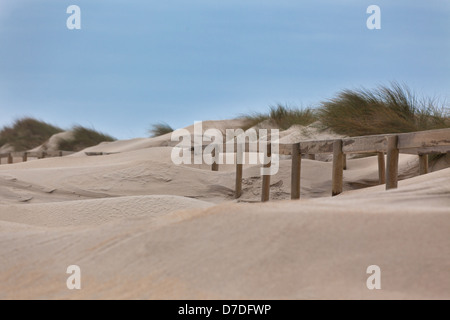 Enterré sous le sable des dunes par sentier en bois à la plage sur l'océan au Portugal Banque D'Images