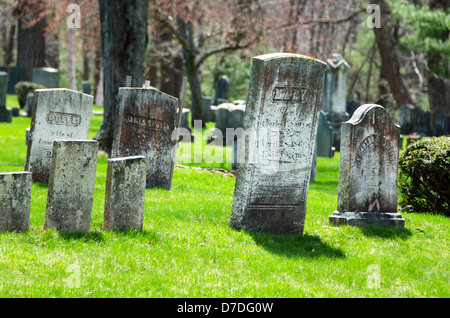 Les ressorts de l'herbe vert vif autour de pierres tombales anciennes dans un vieux cimetière, Saco, dans le Maine. Banque D'Images