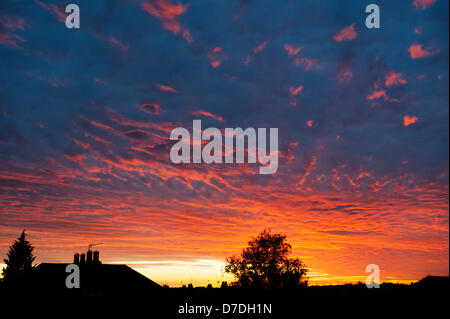 Londres, Royaume-Uni. 4e mai 2013. Vue sur les toits de Londres SW de banlieue, avec des ciels de couleur orange brillants dans le réglage de la lumière du soleil. Credit : Malcolm Park / skyshots / Alamy Live News Banque D'Images